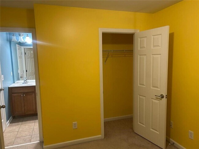 Building Photo - 815 Earlham Dr