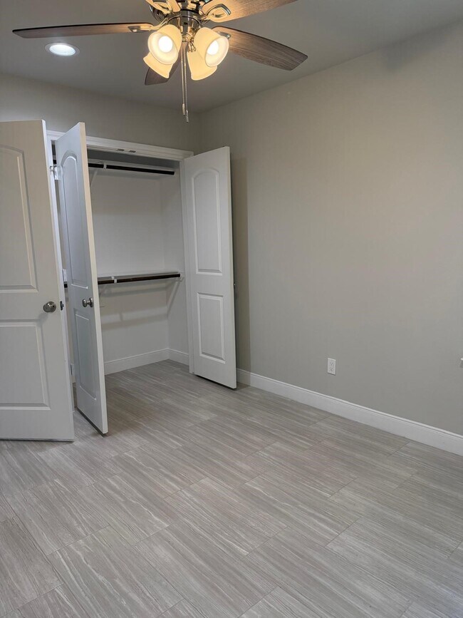 Building Photo - 11158 Lake Dr W