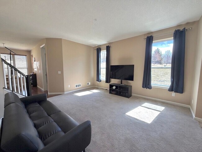 Building Photo - Rare 4 Bedroom End Unit Townhome in The Beautiful Stonemill Farms of Woodbury