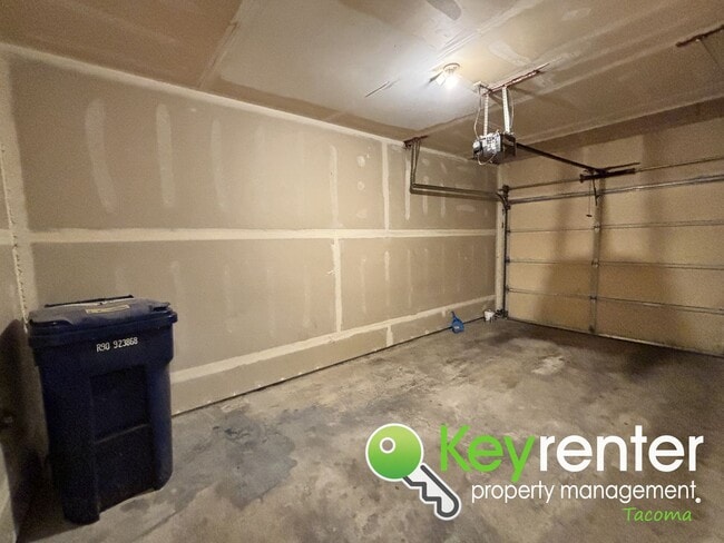 Building Photo - Modern 3 Bedroom 2.5 Bathroom Tacoma Duplex Near Shopping, Parks and Freeways