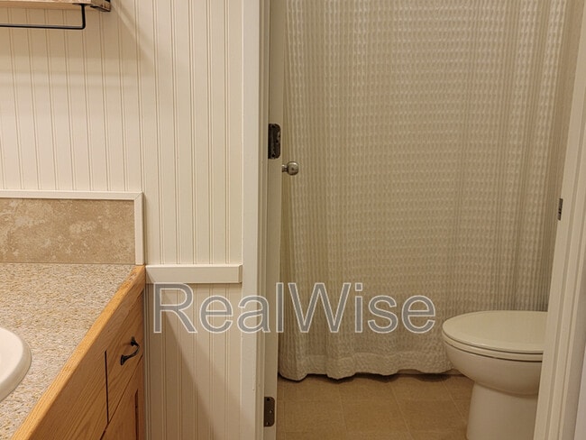 Building Photo - 6901 Robin Ct