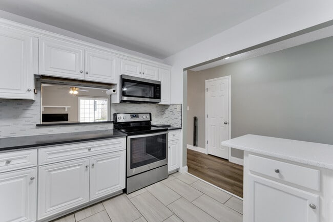 Building Photo - 1400 Riverside Dr