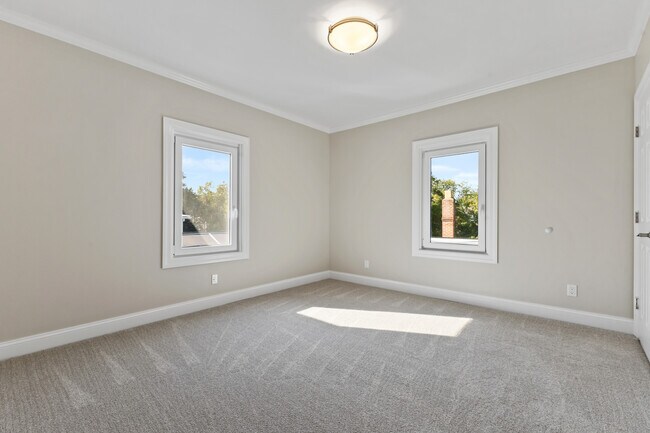 Building Photo - 40 Ledge Ave