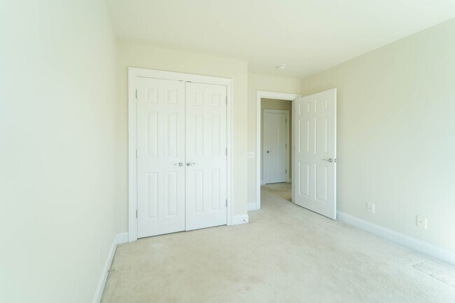 Building Photo - Gorgeous 3 Level Townhome