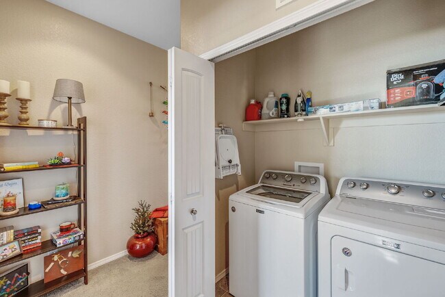 Building Photo - This 3 bed 2.5 bath townhome offers a perf...