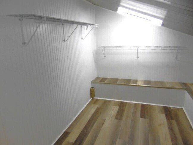 Building Photo - END UNIT TOWNHOME