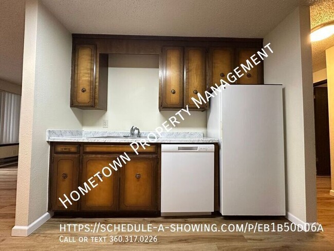 Building Photo - Updated 2 Bedroom Apartment with View of P...