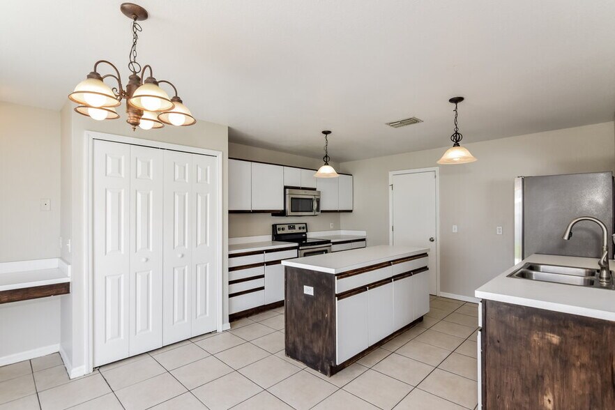 Building Photo - 6216 Cannoli Pl