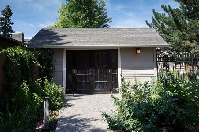 Building Photo - 916 Poly Dr