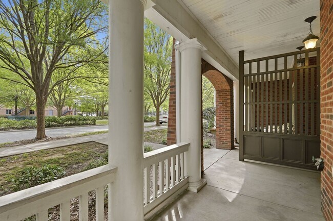 Building Photo - Uptown Charlotte Townhome with Dual Primary Suites