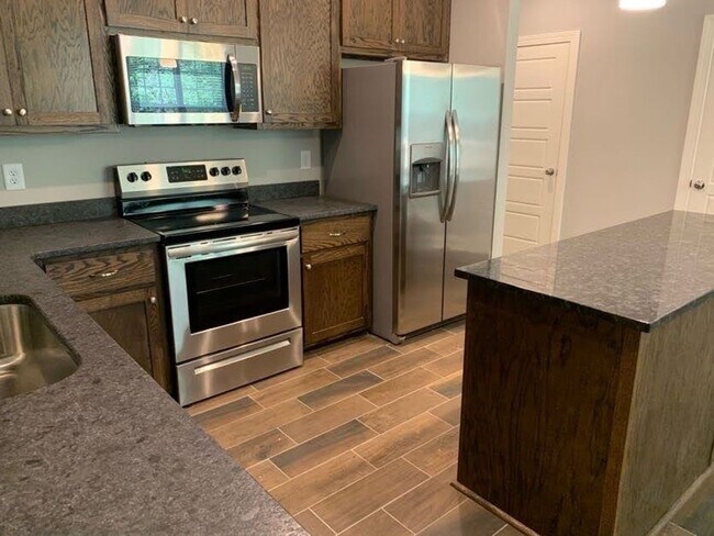 Building Photo - Convenient 3BR/2BA Townhome with Garage & Lawn Care Included