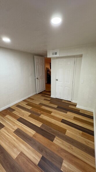 Building Photo - 726 Logan Ave S