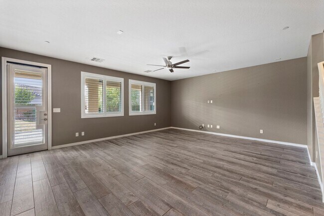 Building Photo - Luxury Living in Henderson's Tuscany: Spacious 4 Bedroom Home with Expansive Yard & More!