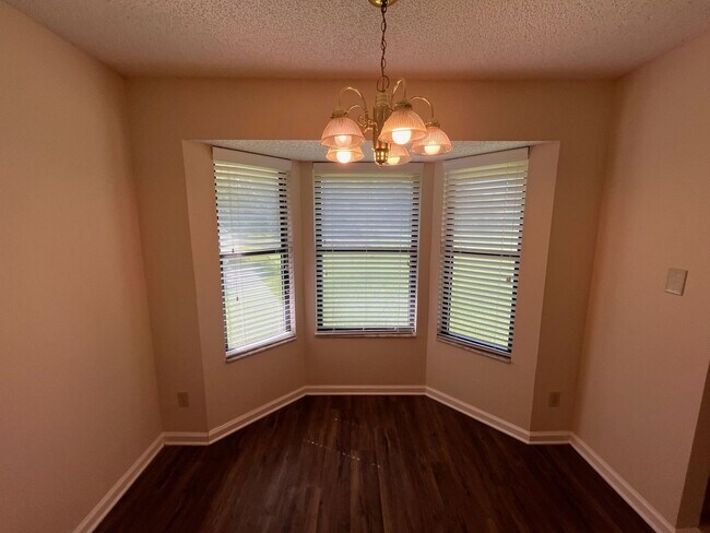 Building Photo - 3 Bedroom 2 Bath house with Garage Near Fl...