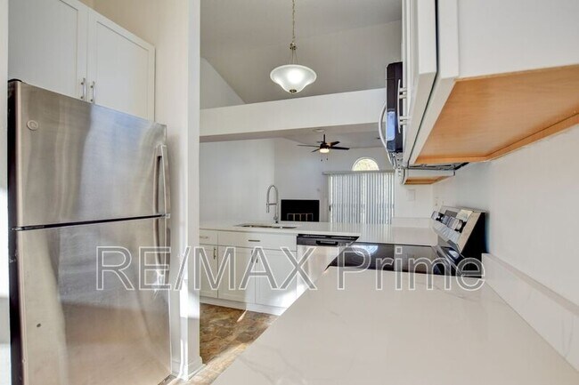 Building Photo - 525 E Lake Cir