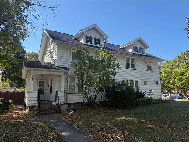 Building Photo - 229 Inglewood Dr