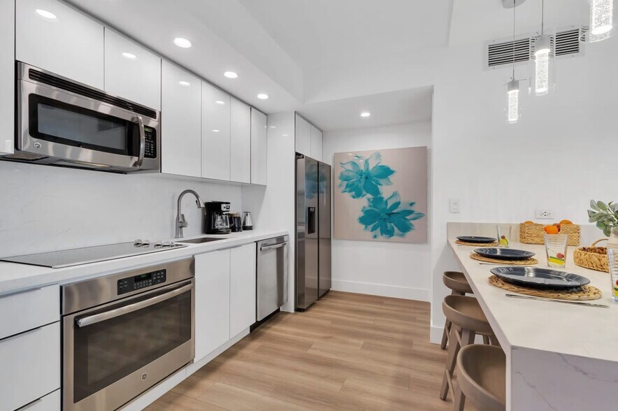 Building Photo - 2602 E Hallandale Beach Blvd