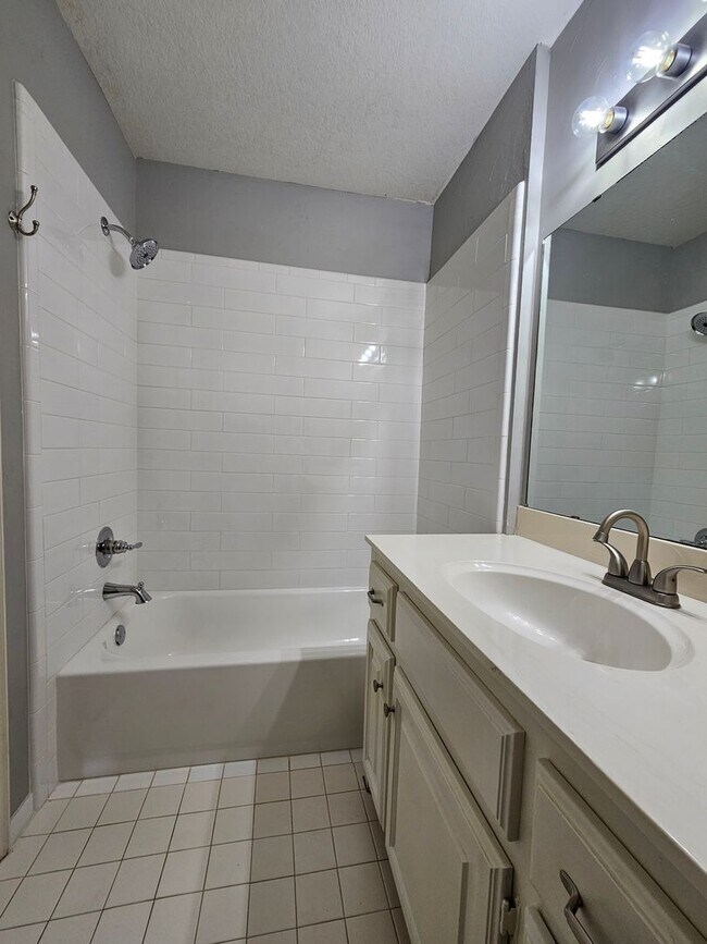 Building Photo - (3) Bed/(2) Bath Avail NOW! Storm Shelter!