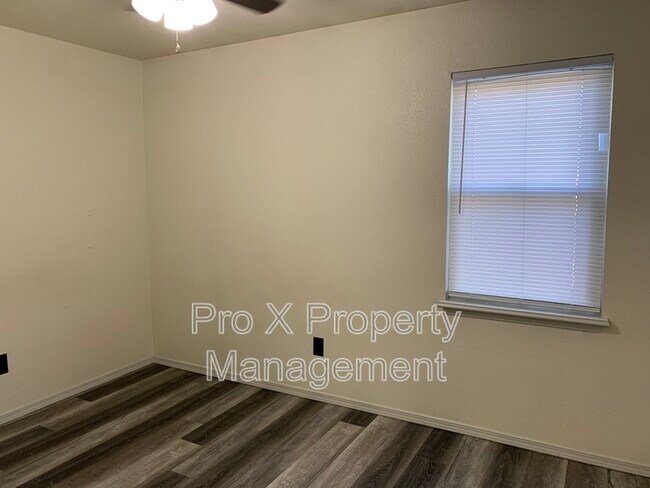 Building Photo - 3111 E 12th St