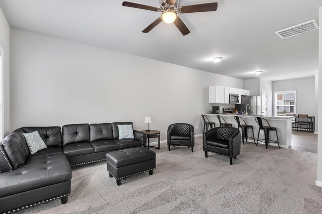 Building Photo - Buckhorn Townhome Available in February!