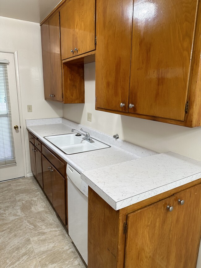 Kitchen - 1009 N Hayworth Ave