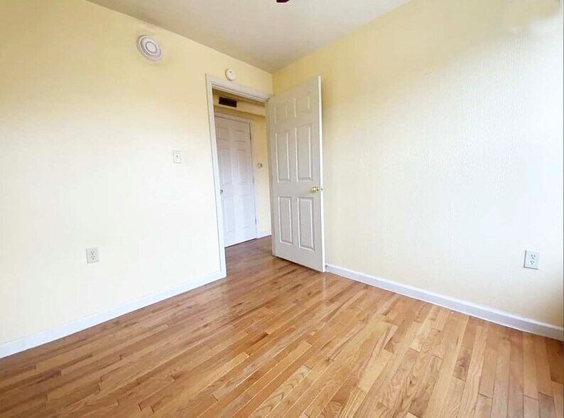 Building Photo - 221 Sterrett St