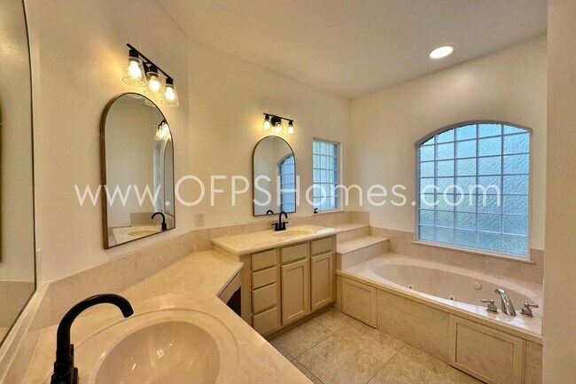Building Photo - 4611 Chanan Dr