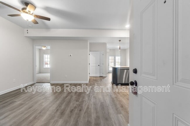 Building Photo - 109-B-109 E Johnson Cir