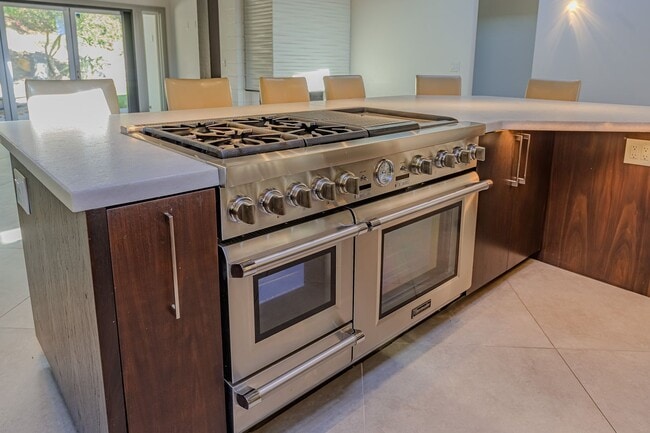 Building Photo - Luxurious Modern Living in the Heart of San Diego with Solar!