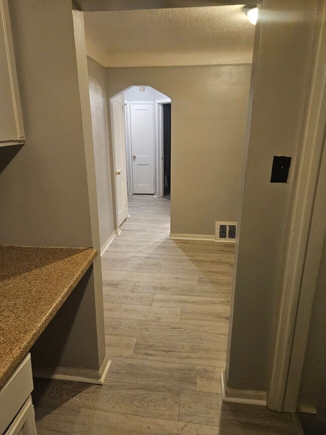 Building Photo - 3 Bedroom 1 Bath Ranch