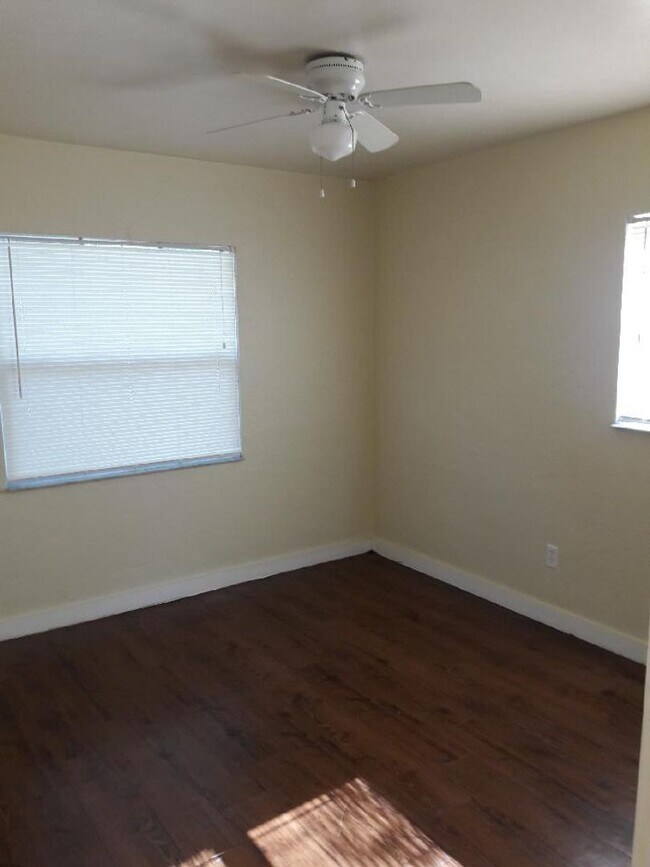 Building Photo - Move in special - 4 Bedroom 2 Bath w Fence...