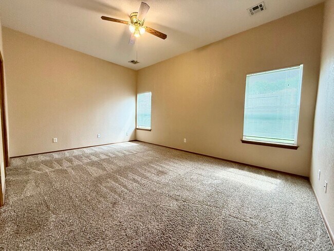 Building Photo - Half duplex in a fantastic location!