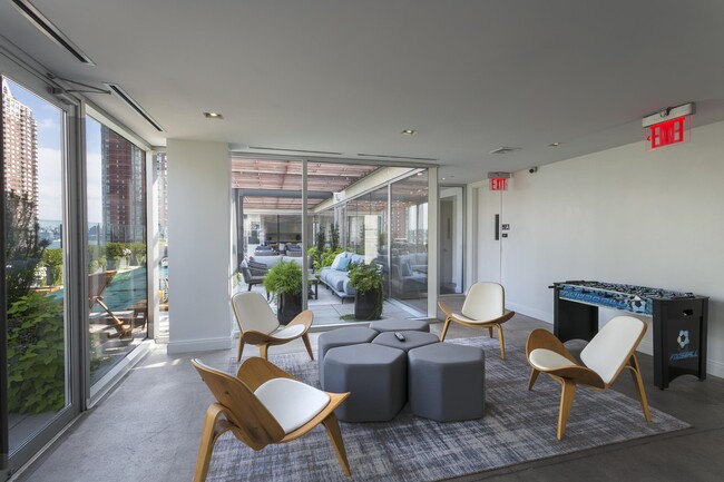 Building Photo - 148 1st St