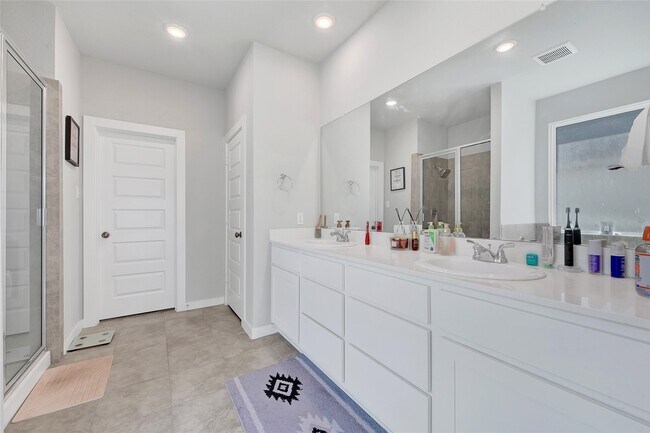 Building Photo - 7214 Clearwater Cv Dr