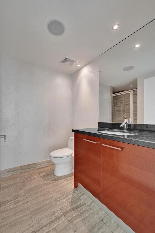 Building Photo - 101 S Fort Lauderdale Beach Blvd