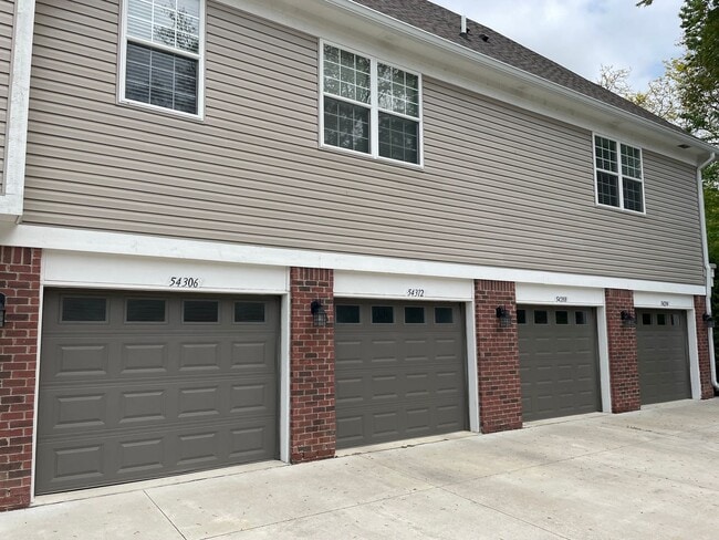 Building Photo - *SAVE $500 ON MAY MOVE-IN COSTS* Shelby To...