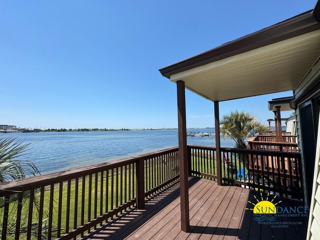 Building Photo - Waterfront 1-Bedroom Condo in FWB – Stunni...