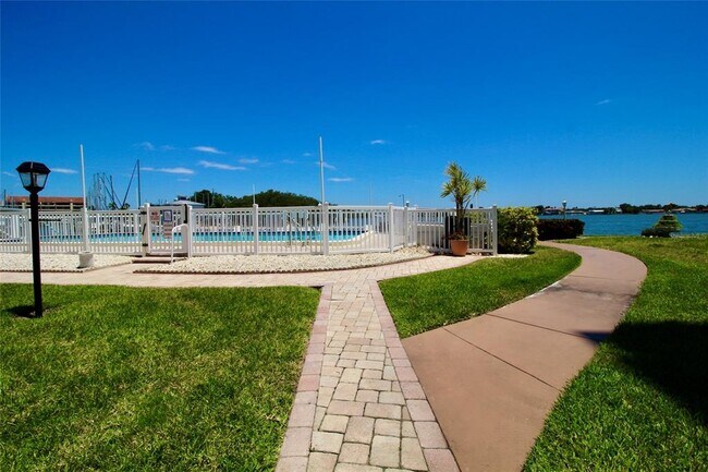 Building Photo - 1819 Shore Dr S
