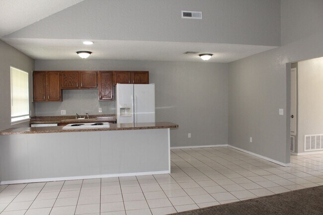 Building Photo - 3 bed 2 bath
