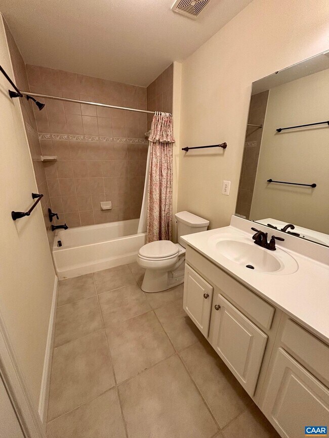 Building Photo - 643 Eight Woods Ln