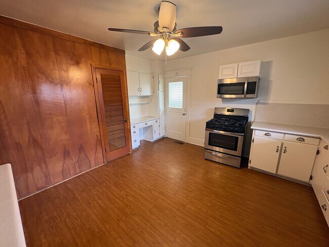 Building Photo - Classic vintage home walking distance to downtown Visalia!