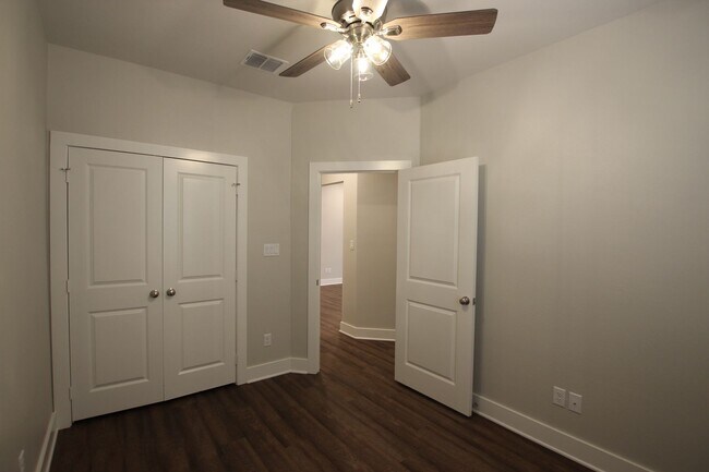 Building Photo - Available Now! Luxury 3 Bedroom 2 Bath Tow...