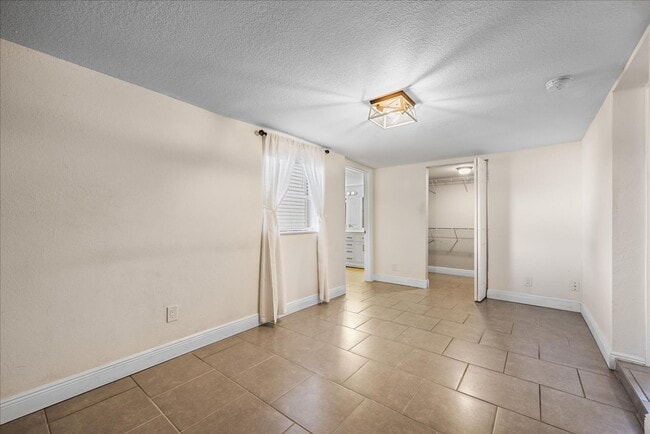 Building Photo - Beautiful and Upgraded 3/3 in South Tampa! Available Now!