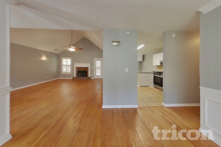 Building Photo - 390 River Point Dr