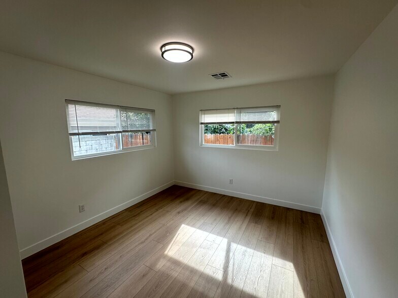 Building Photo - 836 W Olive Ave