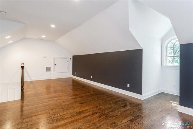 Building Photo - 18 Osee Pl