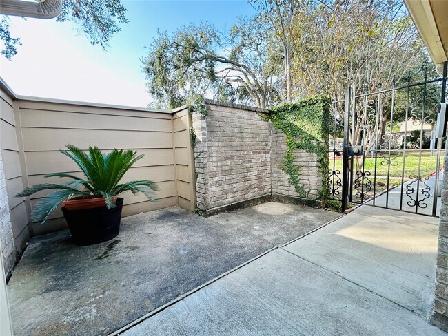 Building Photo - 11699 Village Pl Dr