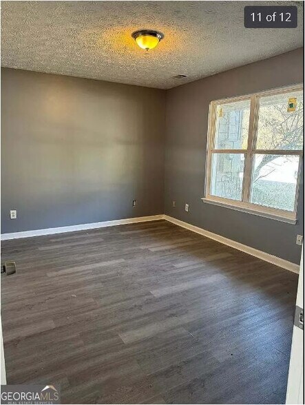 Building Photo - Room in Apartment on River Park Dr