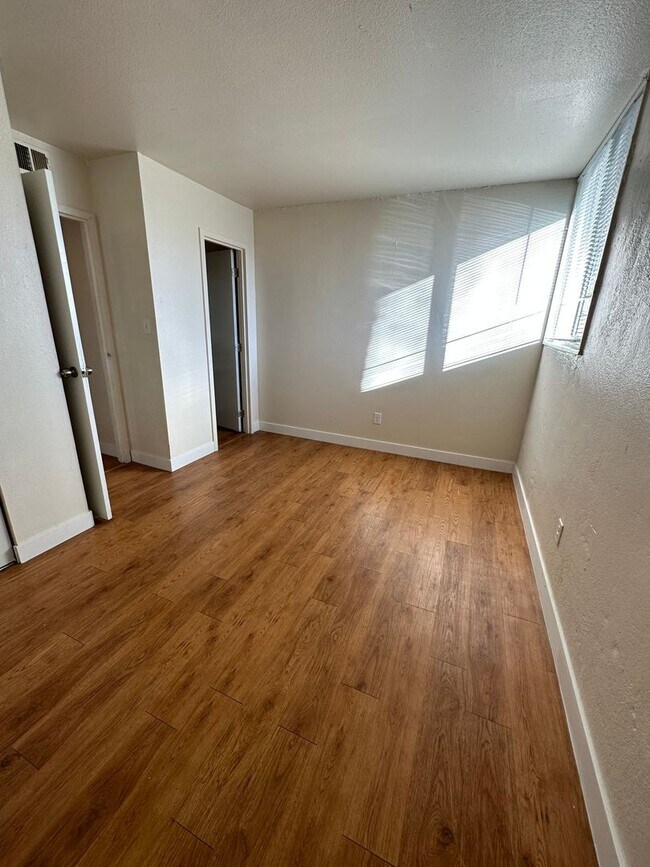 Building Photo - NShields636 (KC-LN)