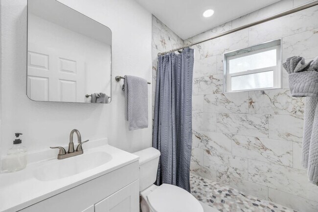 Building Photo - 2362 Pineapple Ave